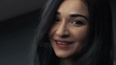 Gizemli bir kafatası bir tilki elinde tutan genç bir kızın portresi. Uzun saçları boyalı.