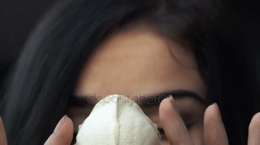 Gizemli bir kafatası bir tilki elinde tutan genç bir kızın portresi. Uzun saçları boyalı.