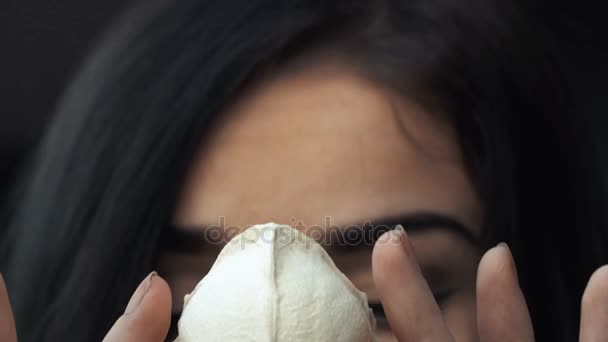 Retrato de una joven sosteniendo un misterioso cráneo en las manos de un zorro. Pelo largo pintado . — Vídeos de Stock