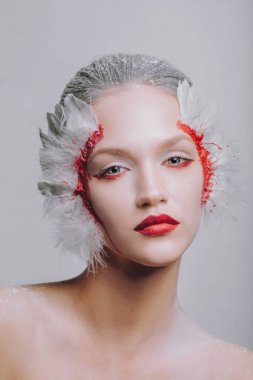 Bir kuğu makyaj inanılmaz bir güzellik ile görüntüdeki bir modeli kız moda yakın çekim portresi.