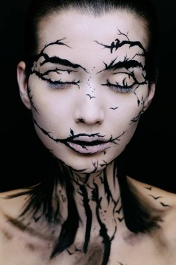 yaratıcı makyaj Cadılar Bayramı ağaç makyajlı güzel kadın