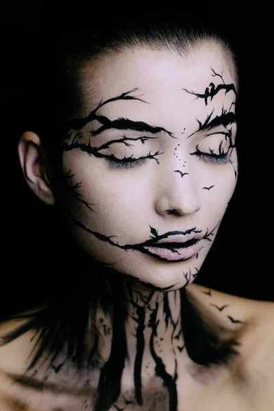 Hermosa mujer con maquillaje creativo árbol de Halloween maquillaje — Foto de Stock