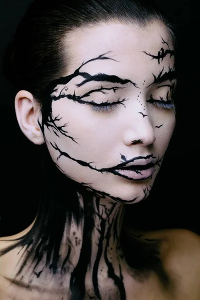 yaratıcı makyaj Cadılar Bayramı ağaç makyajlı güzel kadın