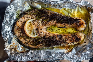 limon ve folyo otlar pişmiş balık biftek.