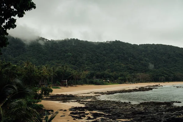 Παραλία ακτογραμμή με ξενοδοχεία. Ξύλινα μπανγκαλόου και οι πέτρες της θάλασσας στην ομίχλη. — Φωτογραφία Αρχείου