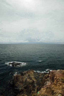 uçurumun bir deniz manzarası var. Fırtına gökyüzü güç. Denizin taşları.