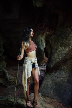Genç kız yaşlı bir mağara arka plan üzerinde. Doğa ile uyum kavramı .