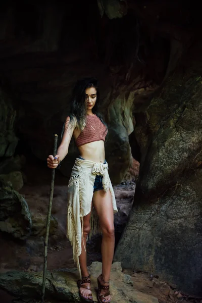 Young girl on the background of an old cave. The concept of harmony with nature . — Stock Photo, Image