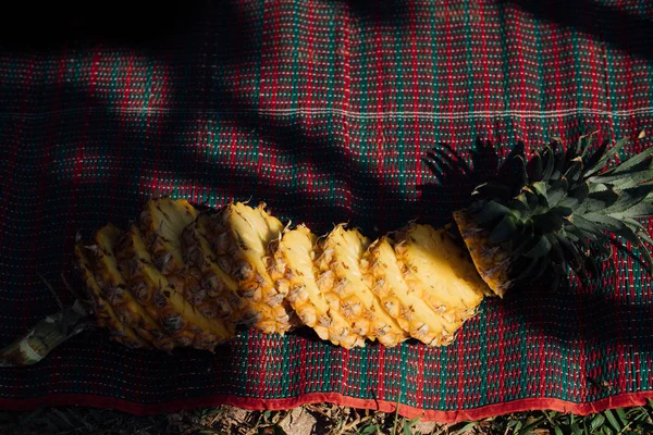 Sliced ripe pineapple on the beach. — Stock Photo, Image