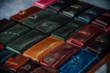 Aile dükkanda Satılık el yapımı deri cüzdan.