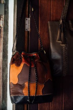 Otantik Bayan deri çanta ve çantalar el yapımı bir dükkanda.