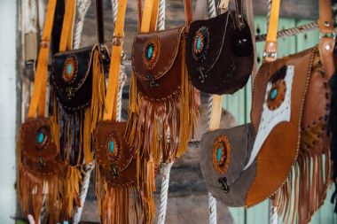 Otantik Bayan deri çanta ve çantalar el yapımı bir dükkanda.