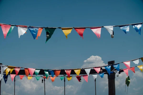 Bandiere colorate che sventolano contro il cielo blu . — Foto Stock