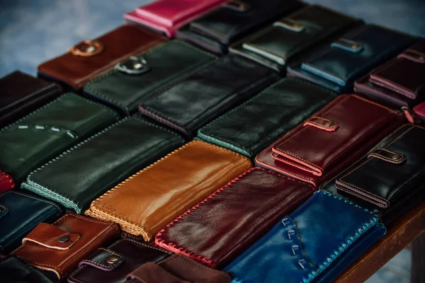 Aile dükkanda Satılık el yapımı deri cüzdan.