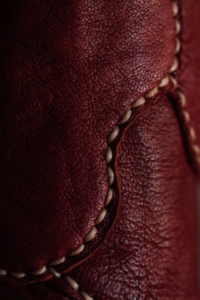革のバッグと財布のフラグメントは部分から成っています。白革のステッチ. — ストック写真