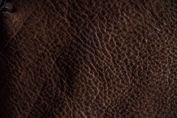 Macro fragmento de um saco de couro ou bolsa. Feito à mão, fundo textura . — Fotografia de Stock