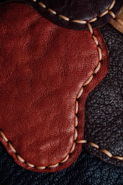 革のバッグと財布のフラグメントは多着色された部分から成っています。白革のステッチ. — ストック写真