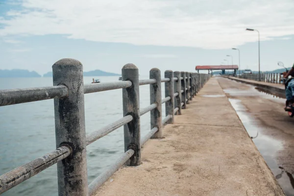 Handrail on the pier on the background of the sea. Thailand asia. — Stock Photo, Image