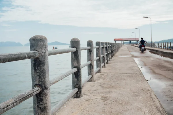 Leuning op de pier op de achtergrond van de zee. Thailand-Azië. — Stockfoto
