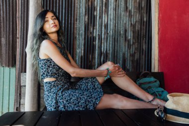 Güzel kız içinde dinlenme bir sokak kafe üzerinde.