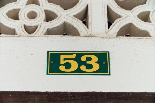 Casa número 53, amarilla. Placa con marco en tornillos autorroscantes — Foto de Stock