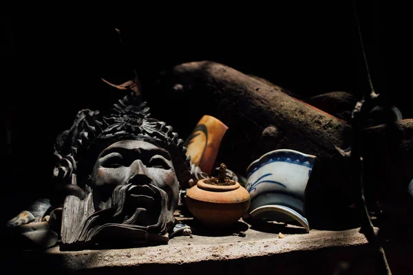 Maschera culturale asiatica lia. Vecchio, vintage nella polvere d'archivio . — Foto Stock