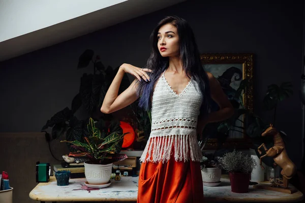 Retrato de la chica primer plano estilo de vida, el uso de moda de punto de lana estilo bohemio,, hippie chic, moda gitana . — Foto de Stock