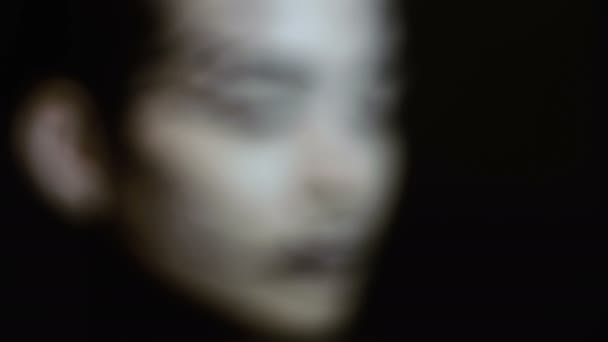 Módní detail portrét ženy model s úžasné kreativní make-up. Malovaný muah siluety. — Stock video