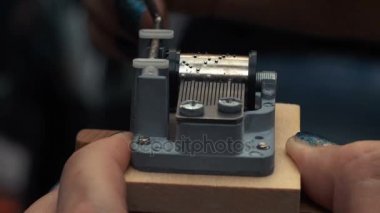O eski bir vintage müzik kutu içi ayrıntılı bir görünümünü çalış. Yavaş hareketleri izleme.