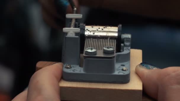 Detailed view of the insides of an old vintage music box as it plays. Slow tracking movements. — Stock Video