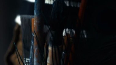 Etek cebinde sanatçıdan çizim için birçok fırçalar.