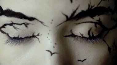 Moda yakın çekim ağır çekim inanılmaz yaratıcı makyajlı modeli erkek portresi.