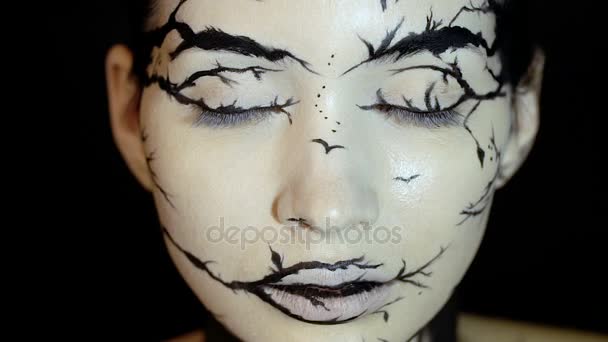 Módní portrét detailní zpomalené modelu žena s úžasnou kreativní make-up. — Stock video
