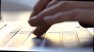 bilgisayar dizüstü kullanarak eller. Vintage filtre