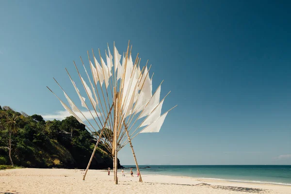 Μπαμπού διακόσμηση στο παρασκήνιο ακτής του ωκεανού και του ουρανού. Τοπίο αμμώδη παραλία — Φωτογραφία Αρχείου