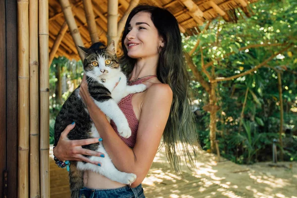 Retrato bela mulher segurando gato em suas nands. Morena atraente com gatos — Fotografia de Stock