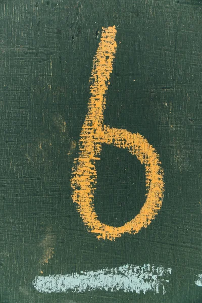 Nummer sex skriftliga hand krita ombord. Text nummer sex på svarta tavlan — Stockfoto