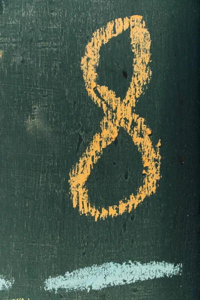 Metin kara tahta üzerinde sekiz numara. Gemide numara sekiz yazılı el tebeşir — Stok fotoğraf