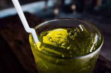 İçecek buzlu cam Kupası arka plan yaz kafeterya masada duruyor.