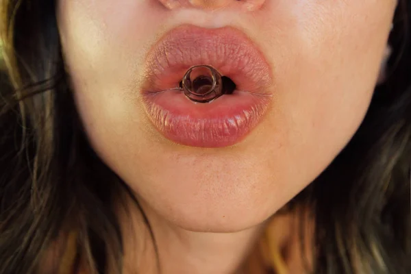 Крупный план сексуально открытого женского рта красивой молодой женщины . — стоковое фото