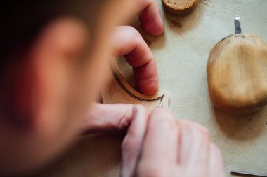 Bir keman oluşturulması üzerinde çalışan esnaf luthier usta. ahşap üzerine özenli detaylı çalışma.