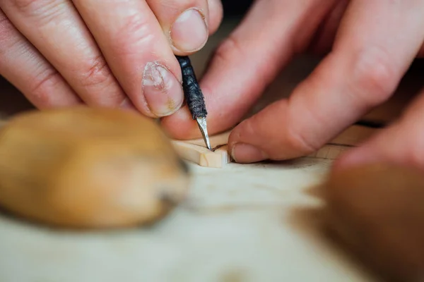 Master artisan instrumentmakare arbetar på skapandet av en fiol. mödosamt detaljerade arbete på trä. — Stockfoto