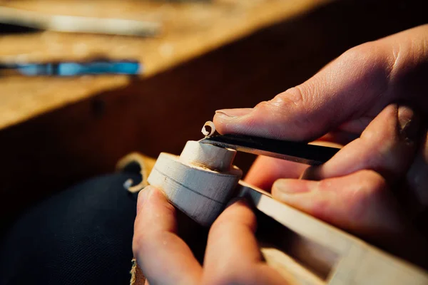 Mester kézműves hangszerkészítő dolgozik egy hegedű létrehozását. fáradságos munka részletes fa. — Stock Fotó