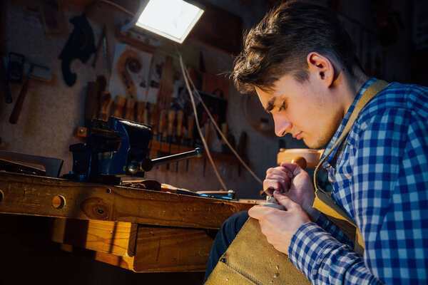 Мастер-лютизатор, работающий над созданием скрипки. кропотливая детальная работа по дереву
.