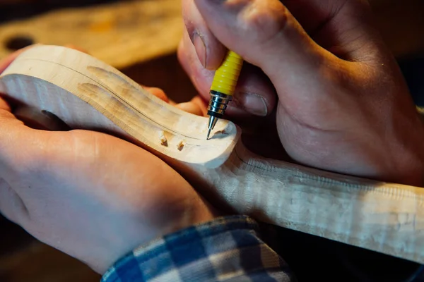 Mester kézműves hangszerkészítő dolgozik egy hegedű létrehozását. fáradságos munka részletes fa. — Stock Fotó