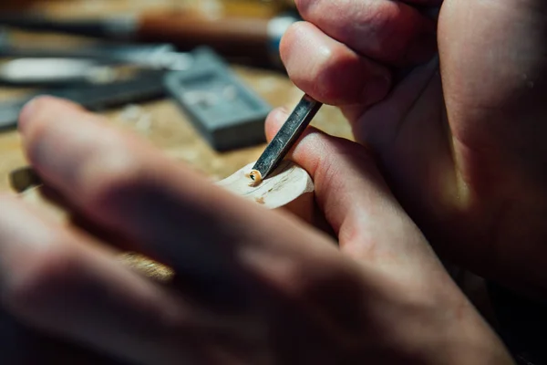 Maître artisan luthier travaillant sur la création d'un violon. travail minutieux et détaillé sur le bois . — Photo