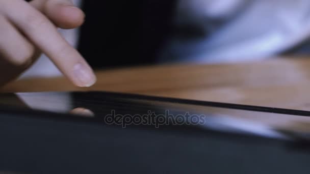 Zakelijke meisje klapt via een fotoalbum mogen bekijken op een tablet. De dia's van studenten, hand op de tabletten — Stockvideo