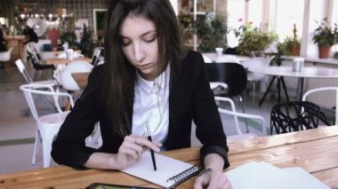 Kafede yeşil dokunmatik ekranlı tablet bilgisayar kullanarak iş kadını