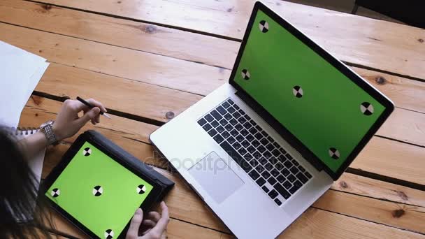 平板电脑使用绿色触摸屏在木桌上的咖啡厅的女商人. — 图库视频影像