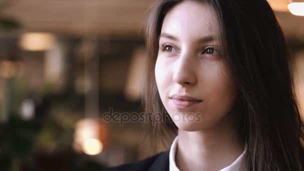 Primo piano di giovani belle mani di donna che tengono e odorano tazza calda di caffè o tè con latte . — Video Stock